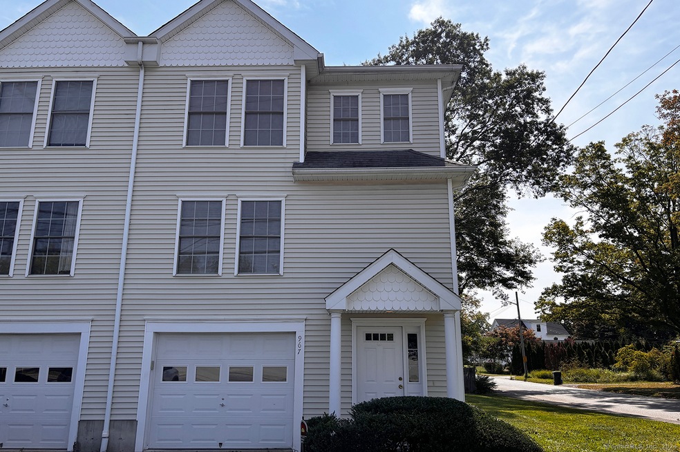 967 Tunxis Hill Rd, Fairfield, CT 06825 - photo 1