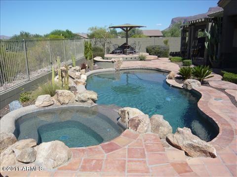 Backyard Pool and Spa Oasis