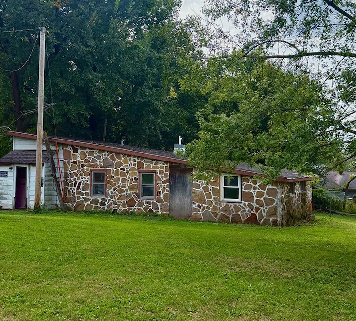 299 Hickory St, Newton, IA 50208 - photo 1