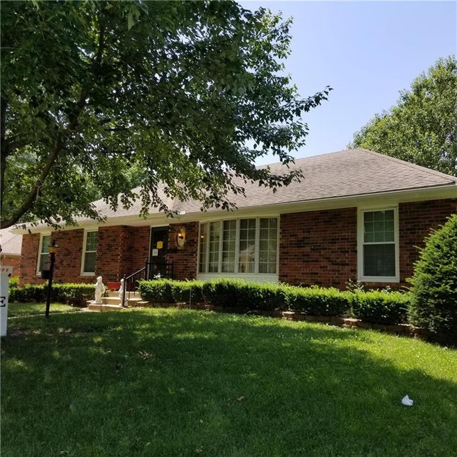 711 NW 10th St, Blue Springs, MO 64015 - photo 1