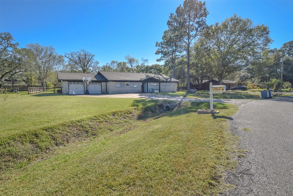 6911 Oak Bend Dr, Alvin, TX 77511 - photo 1