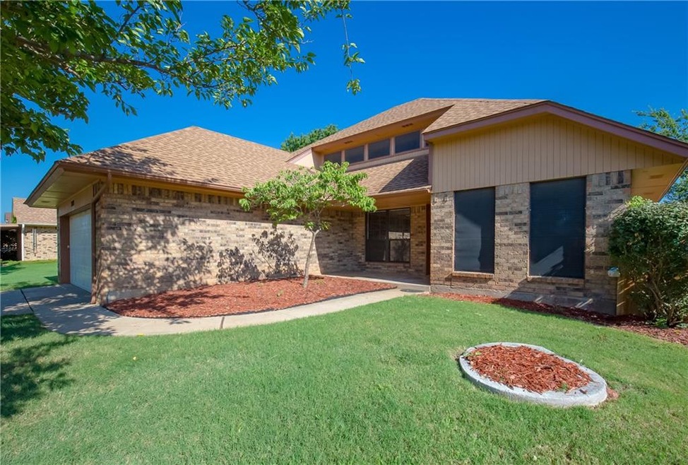 2121 NE 10th St, Moore, OK 73160 - photo 1