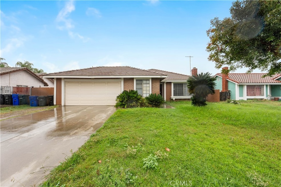 554 W Mariposa Dr, Rialto, CA 92376 - photo 1