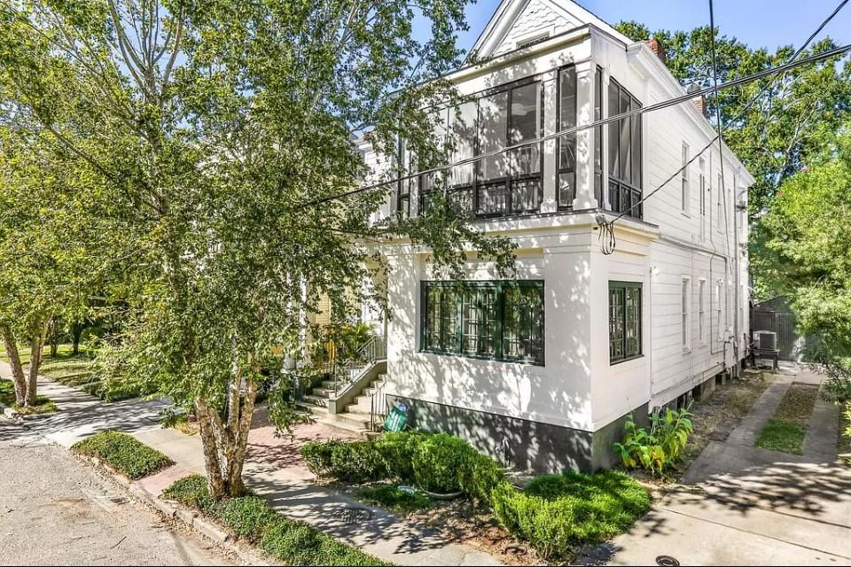 Grand scale duplex in the heaert of Uptown with fa