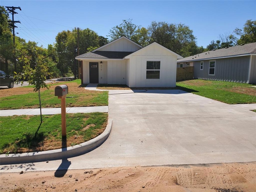 616 E 3rd St, Bonham, TX 75418 - photo 1