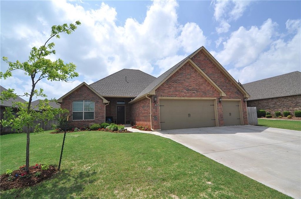 605 Lindsey Ln, Moore, OK 73160 - photo 1