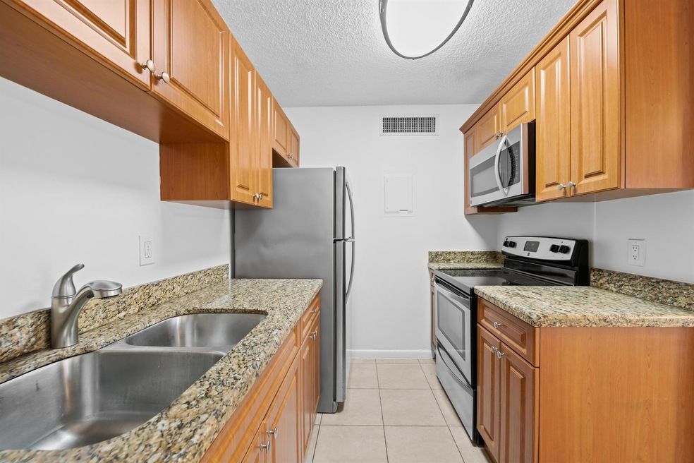 639 Executive Center Dr unit 105, West Palm Beach, FL 33401 - photo 1