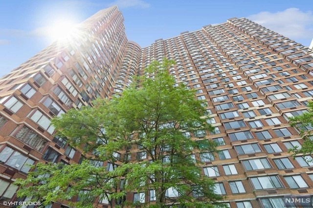 Palisades unit 1813, Fort Lee, NJ 07024 - photo 1