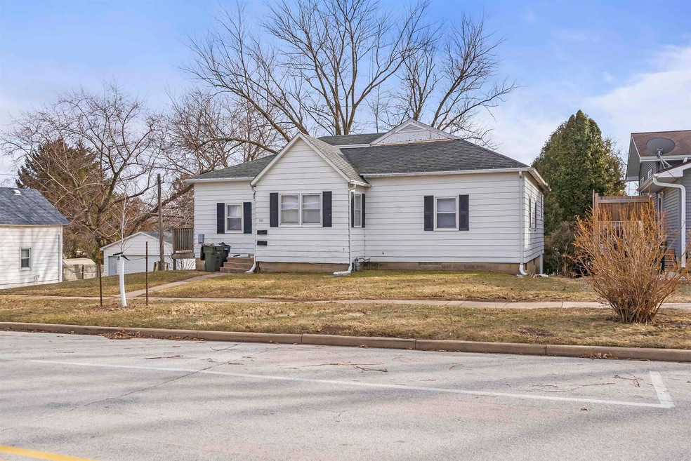 920 W 2nd St, Cedar Falls, IA 50613 - photo 1