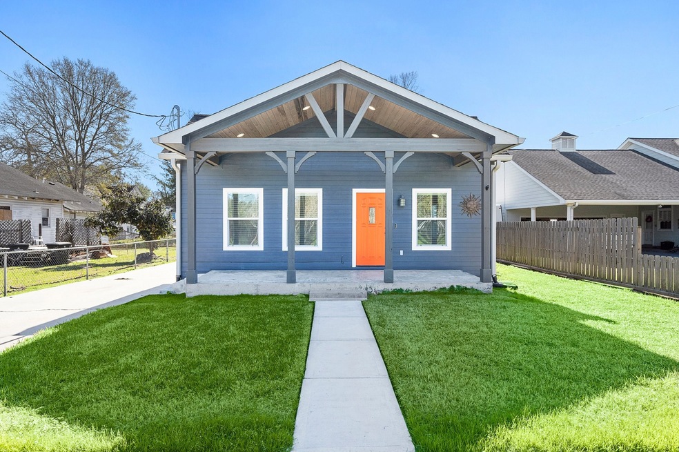 310 E Sidnor St, Alvin, TX 77511 - photo 1