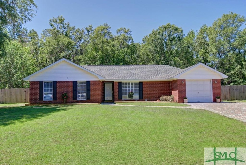 Charming and well maintained.  New 30 Yr Architect