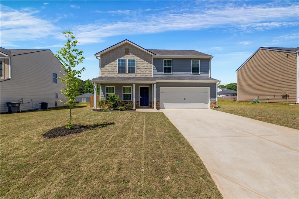 View of front of home featuring a front lawn, driv
