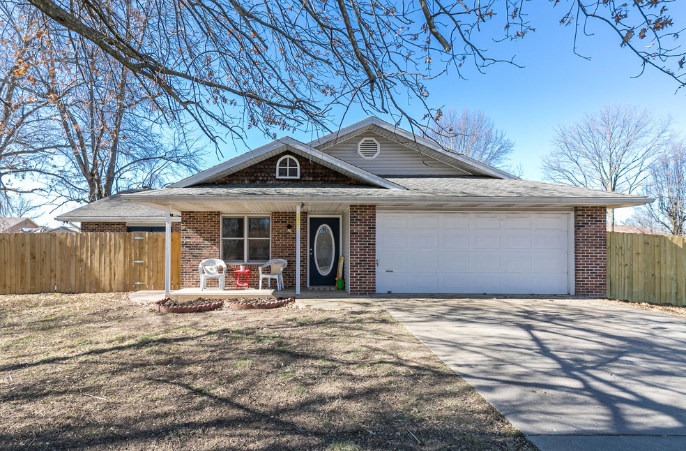 2027 S Village Ln, Bolivar, MO 65613 - photo 1