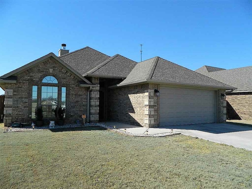 316 N Mountain Meadow Dr, Cache, OK 73527 - photo 1