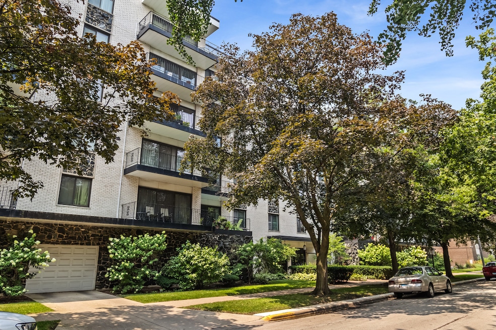 White House unit 4H, Forest Park, IL 60130 - photo 1