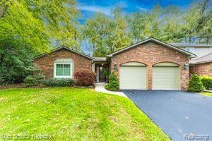 5592 N Adams Way, Bloomfield Township, MI 48302 - photo 1