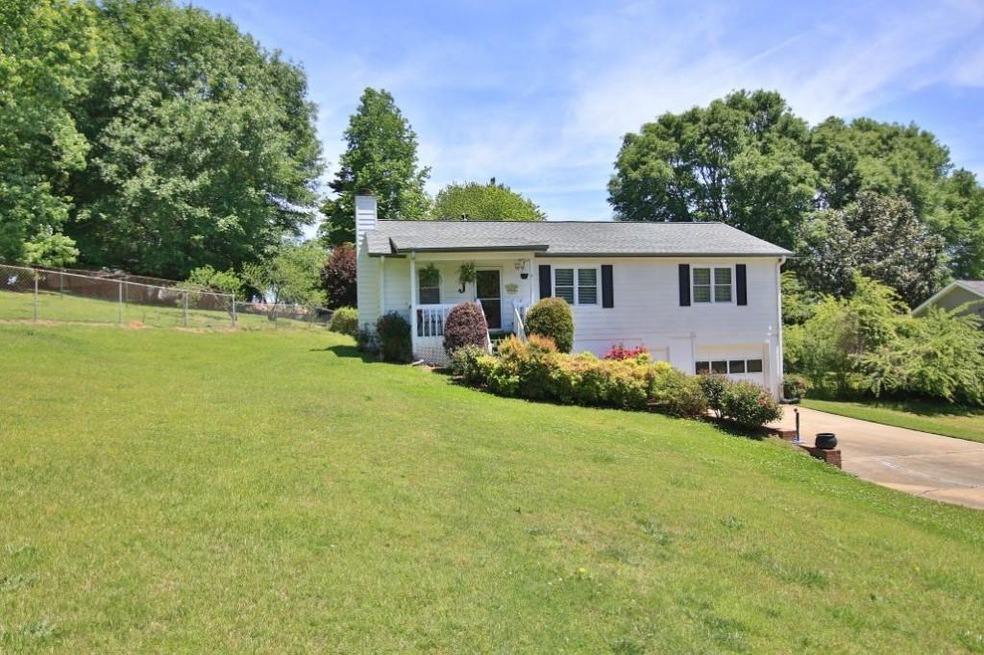 ADORABLE COTTAGE RANCH ON 3/4 OF AN ACRE! NO HOA!