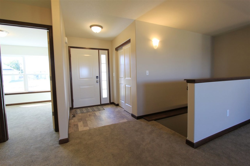 1435 Hummingbird Cir, Waterloo, IA 50702 - photo 1