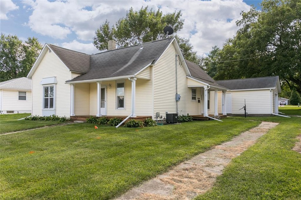 121 Main St, Center Point, IA 52213 - photo 1