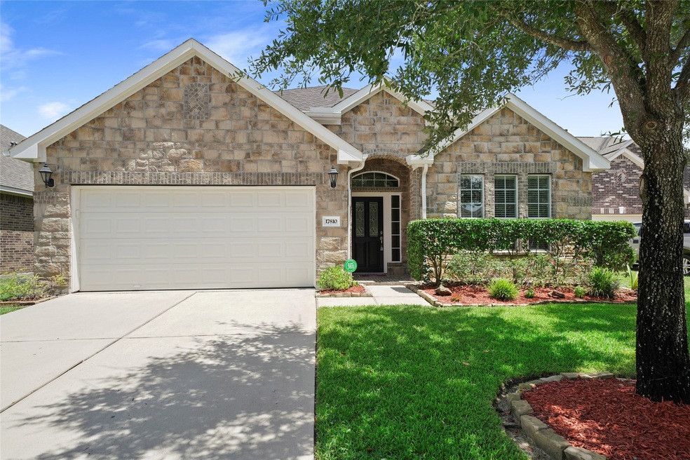 This beautiful Lennar home with 3 bedrooms, 2 full bathrooms, and a 2 car attached garage sits on a quiet cul-de-sac street in Oakcrest North with NO BACK NEIGHBORS!