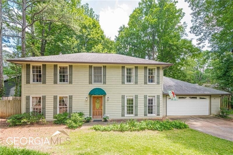 Welcome to 10065 Lake Forest Way in Roswell, Georg