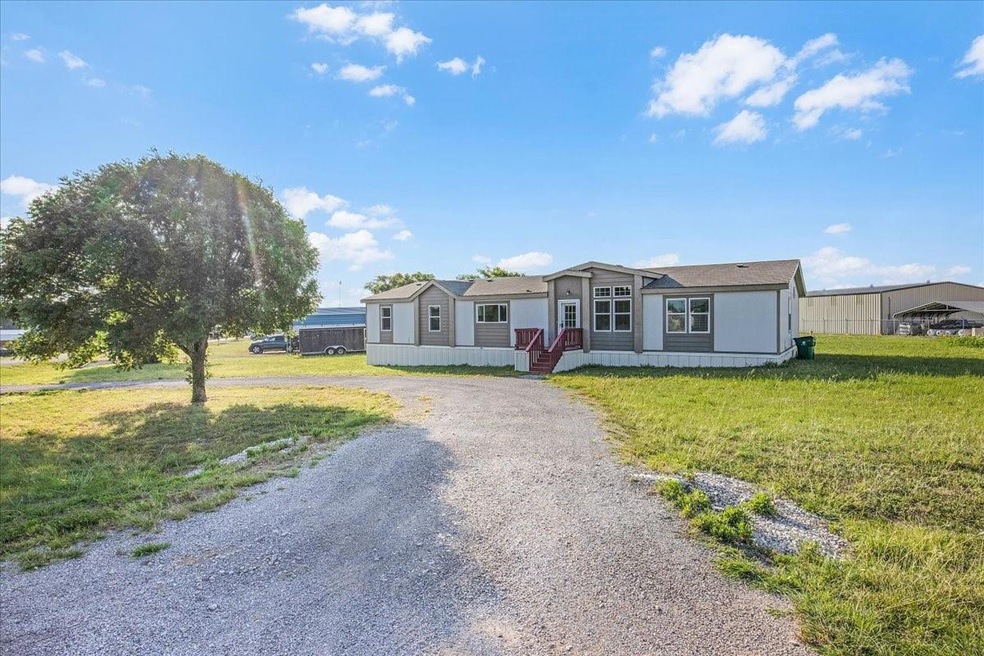 Manufactured / mobile home featuring a front yard