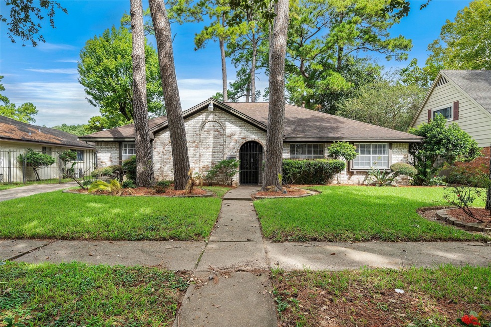 1038 Creekmont Dr, Houston, TX 77091 - photo 1