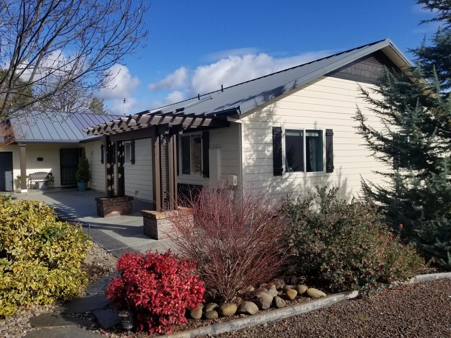 8232 Carolina Dr, Central Point, OR 97502 - photo 1