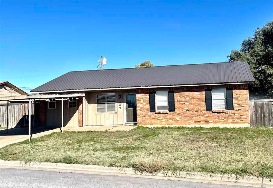 609 Meadow Ln, Frederick, OK 73542 - photo 1