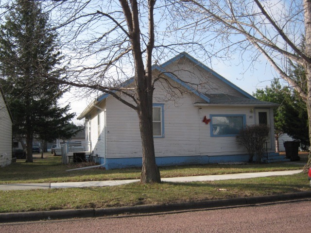 1105 E 2nd Ave, Mitchell, SD 57301 - photo 1