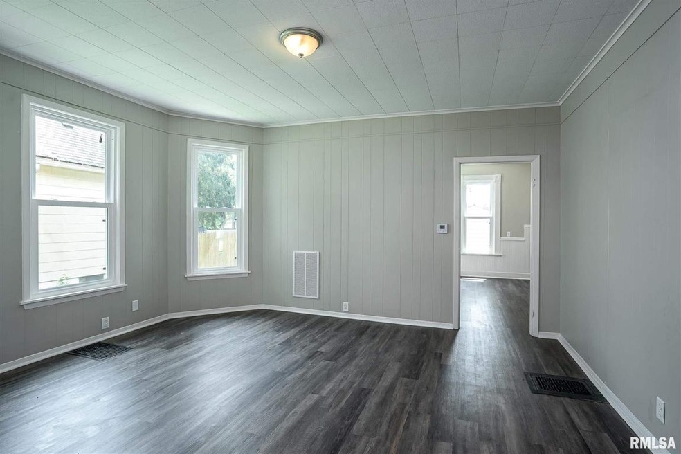 2023 W 5th St, Davenport, IA 52802 - photo 1