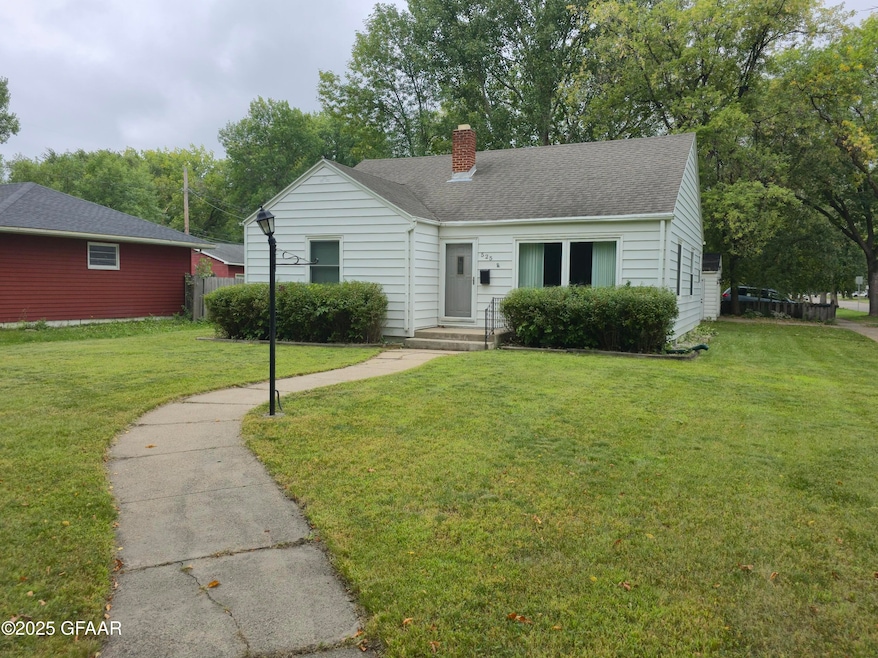 525 N 25th St, Grand Forks, ND 58203 - photo 1