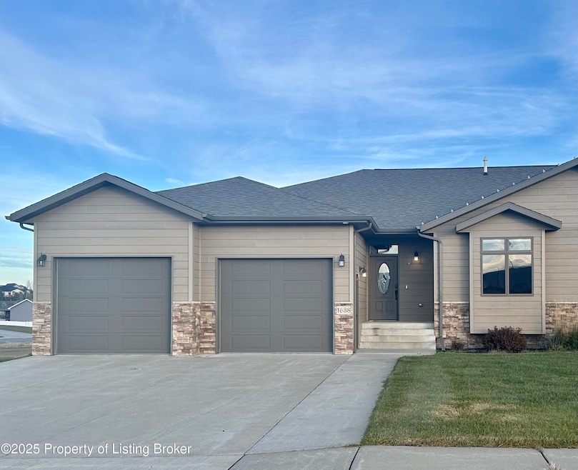 1638 14th St W, Dickinson, ND 58601 - photo 1