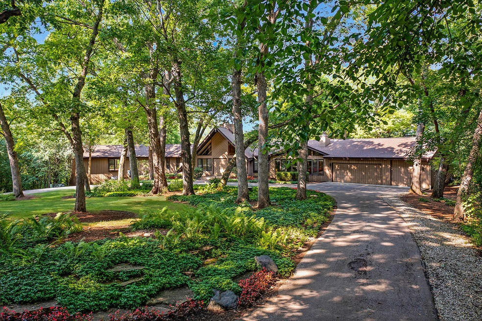 352 Deepwood Rd, Barrington, IL 60010 - photo 1