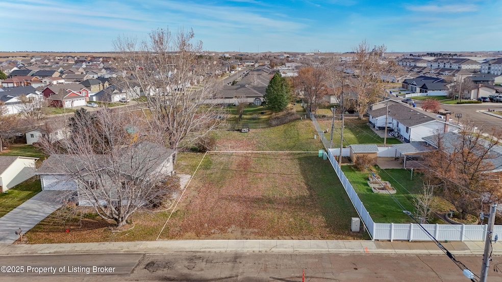 390 Baker Ave, Dickinson, ND 58601 - photo 1