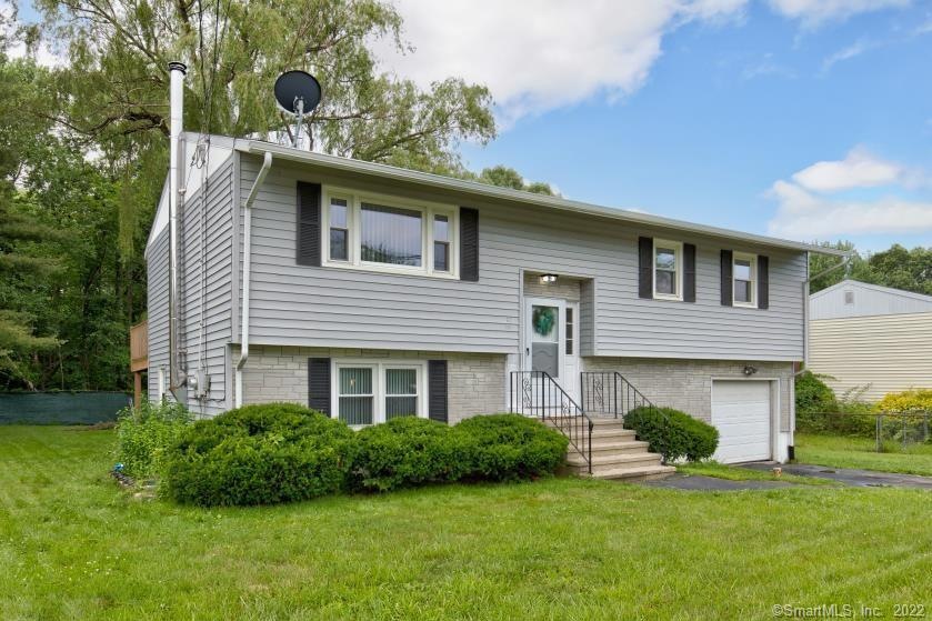 159 Lincolndale Dr, Waterbury, CT 06704 - photo 1