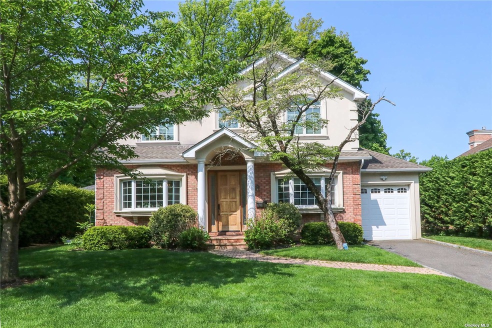 4 Bromley Ln, Great Neck, NY 11023 - photo 1