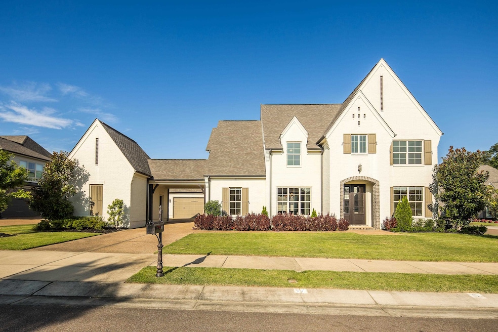 View of front of house with a garage and a front l