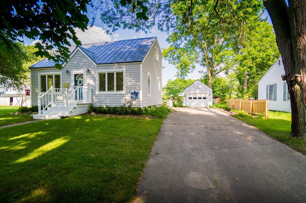 611 Flanders St, Chelsea, MI 48118 - photo 1