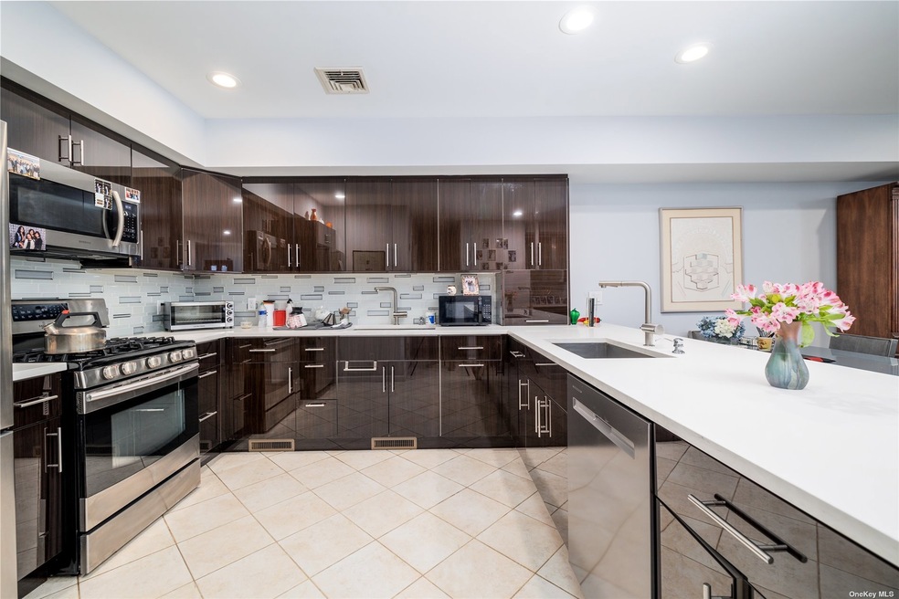 275 Central Ave unit 8, Lawrence, NY 11559 - photo 1