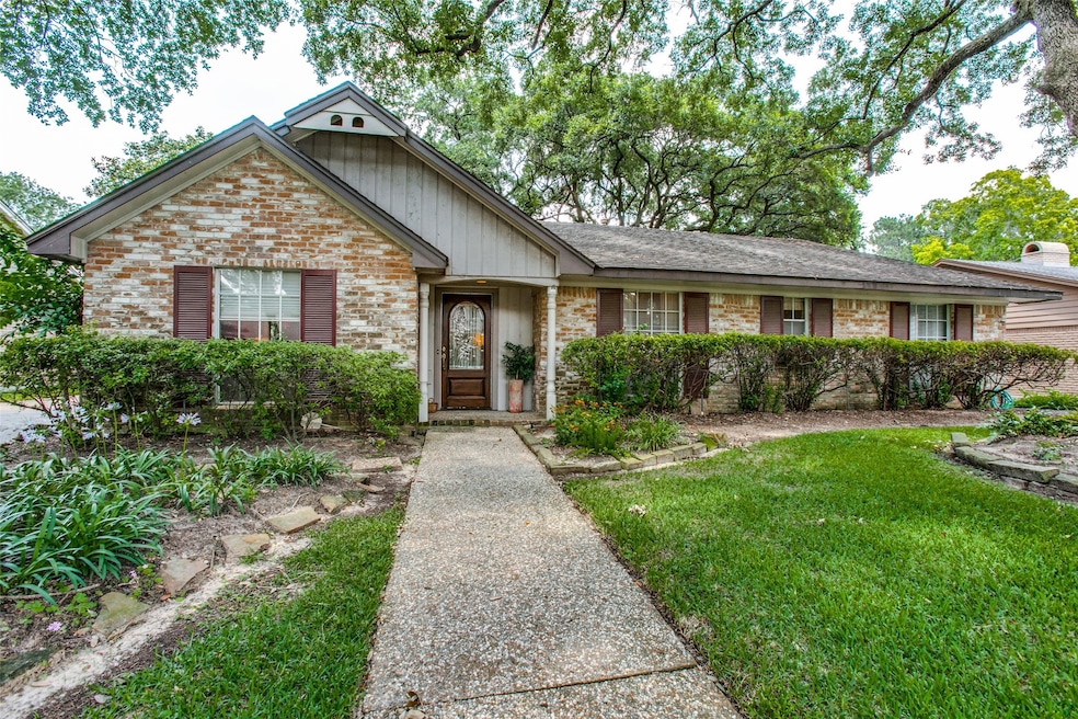10042 Chevy Chase Dr, Houston, TX 77042 - photo 1