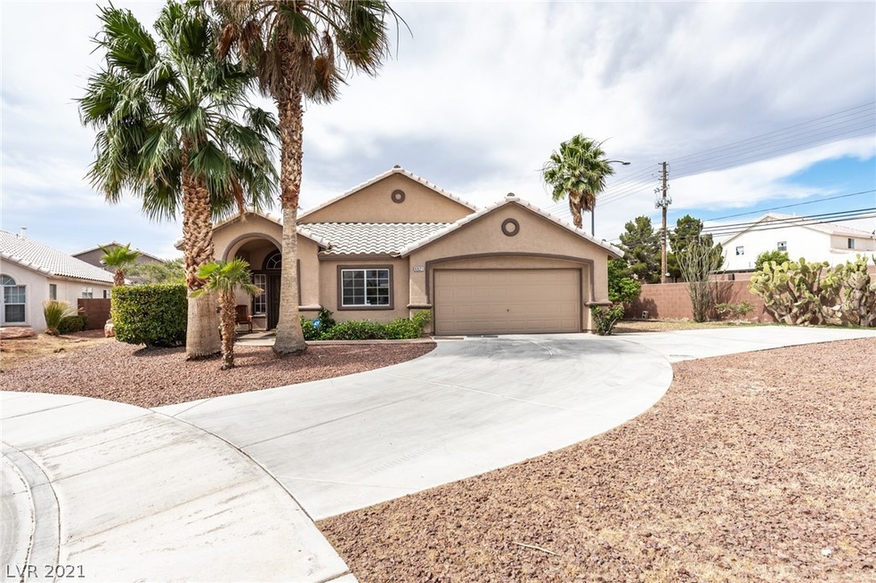 3 bedroom + den with POOL and RV Parking