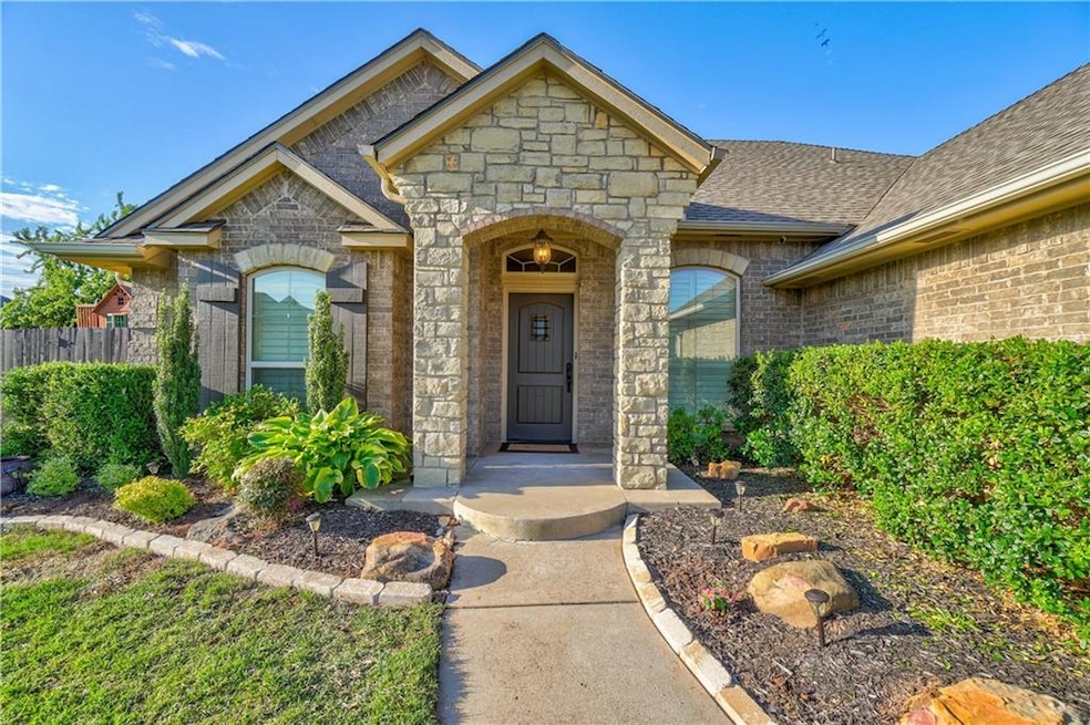 19413 Crest Ridge Dr, Edmond, OK 73012 - photo 1