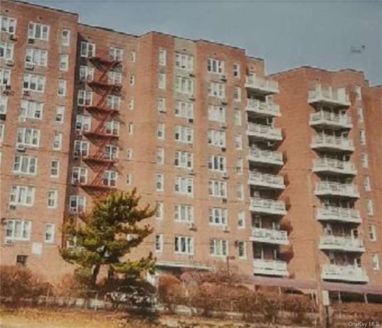 245 Rumsey Rd unit 8T, Yonkers, NY 10701 - photo 1