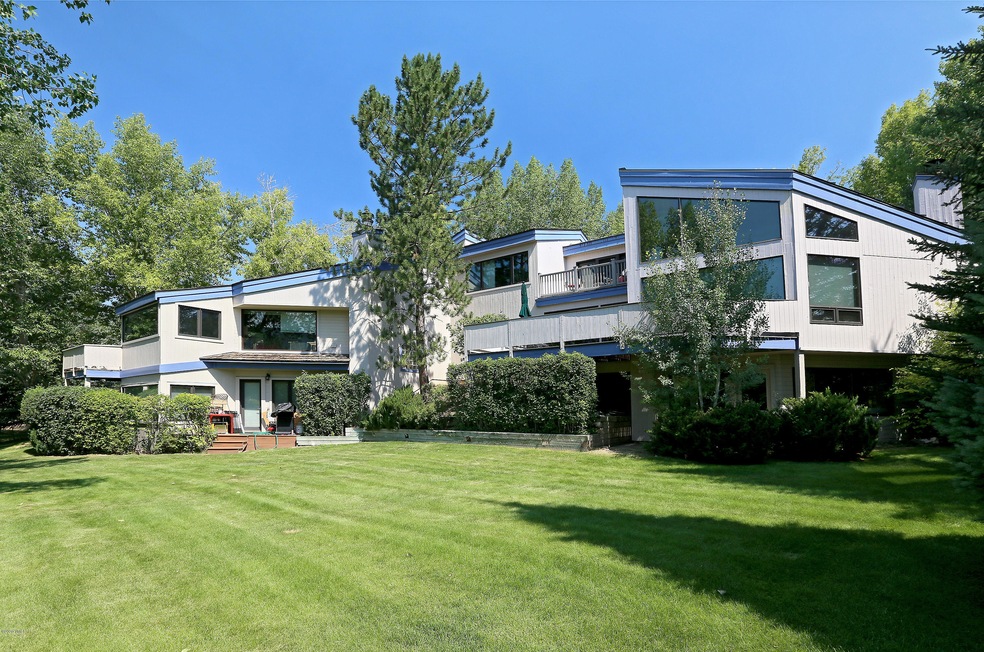 117_charolais_rear_exterior_1