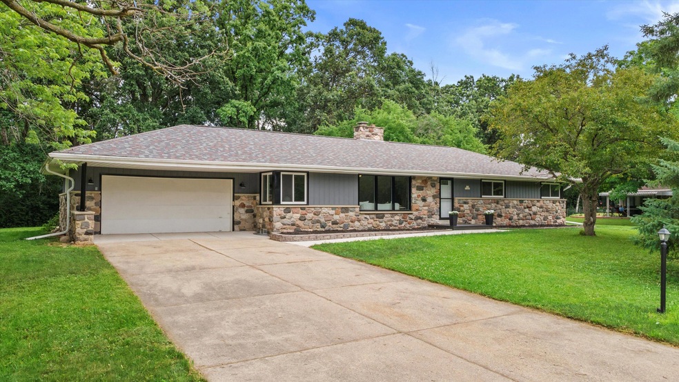 N51W14664 Lancaster Ave, Menomonee Falls, WI 53051 - photo 1