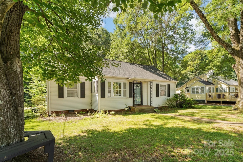 1072 5th St NE, Hickory, NC 28601 - photo 1