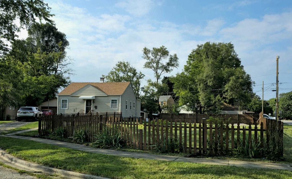 1104 Woodlawn Cir, Waukegan, IL 60085 - photo 1