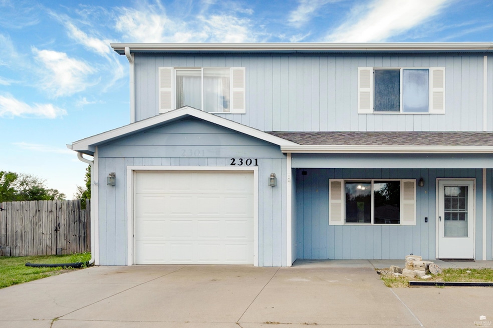 2301 Vineyard Cir, Manhattan, KS 66502 - photo 1