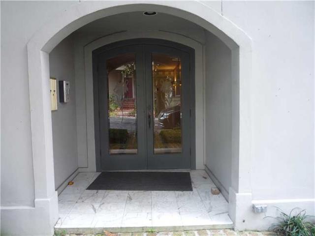 Facade/Exterior Front. Top location & amenities 1/